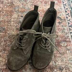 White Mountain Gray suede Booties